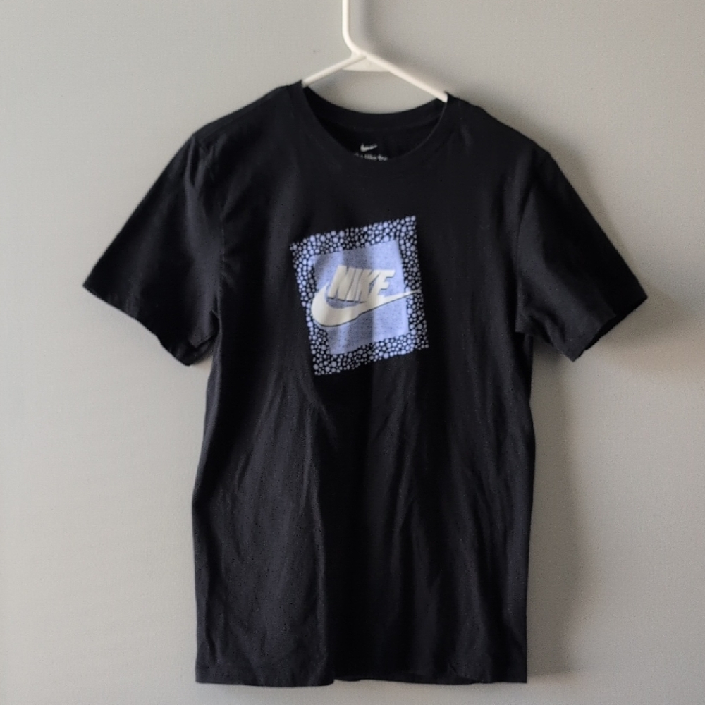 Nike Men's Black and Blue Graphic Tee